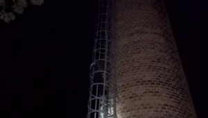 Muž odmietal zliezť z komína. Od hasičov pýtal cigaretu, alkohol a pizzu