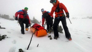 Mladík sa na matraci spustil po zjazdovke, narazil do tribúny a zomrel