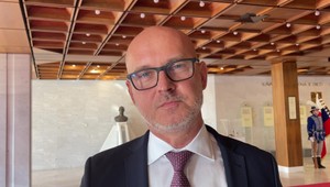 Poslanci žiadajú o presunutie hlasovania o páde vlády: Vznikne tak čas na kupovanie hlasov, reaguje Gröhling