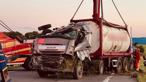 Vodič sa s kamiónom prevrátil na strechu: Do nemocnice ho museli prevážať letecky