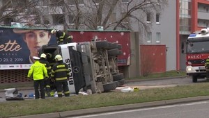Nehoda na frekventovanej križovatke: Z domiešavača vyletela na cestu toaletná misa