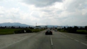 Vodič, ktorý uháňal pred sanitkou, je bez vodičáku. Papiere chce späť