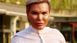 Nechutnosti na verejnosti! Živý Ken sa bozkával s ďalším MONŠTROM!