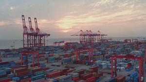 Hrozí colná vojna medzi EÚ a Čínou: Slovensko by mohlo byť chytené presne medzi