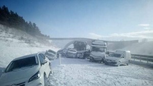 Pri hromadnej dopravnej nehode na D1 sa zrazilo až 17 áut