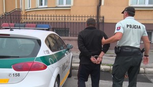 Muž (49) polial partnerku horľavinou a zapálil ju. Záchranku jej zavolal syn až na druhý deň