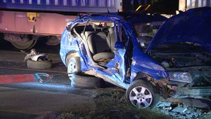 Na železničnom priecestí sa zrazili dve autá. Vlak ich potom zmietol z trate