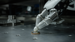 Robot sa dotkol mince. To, čo nasledovalo, šokovalo všetkých