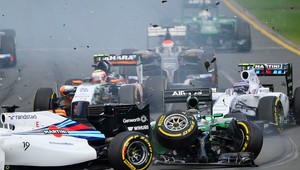 F1 odštartovala haváriou i diskvalifikáciou