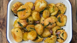 Sviatočná príloha, ktorú si obľúbite: Vyskúšajte pečené zemiaky podľa Jamieho Olivera