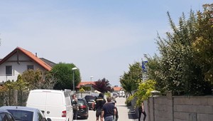 V Dunajskej Lužnej zasahovala polícia z Košíc. Vtrhli do domu, okolie opáskovali