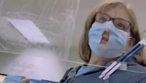 Vystrihla si na rúško dieru, aby mohla lepšie dýchať