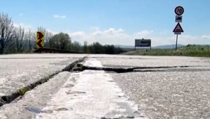 Majú tankodrom namiesto cesty. Po rokoch čakania vozovku konečne opravia