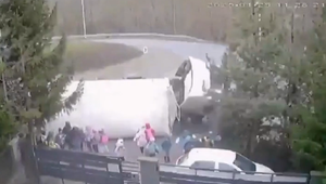 Chýbali centimetre: Kamión sa prevrátil v blízkosti malých detí