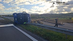 Kamión zablokoval diaľnicu pri Beluši. Narazil do zvodidiel