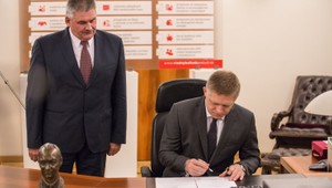Premiér Robert Fico podpísal zvýšenie minimálnej mzdy na 405 eur