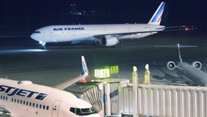 Lietadlo smerujúce z USA do Paríža skončilo pre bombovú hrozbu v Kanade