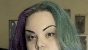 V rúšku sa stratí v dave, ale keď odhalí tvár... Alma sa odmieta skrývať, takto vyzerá!