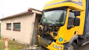 Vodič kamióna narazil do rodinného domu. Hasiči mu podávali prvú pomoc