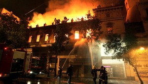 Zdevasotvané historické Atény. Protestujúci zašli priďaleko, ľutujú