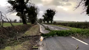 Britské ostrovy zasiahla búrka Éowyn, sú zrušené stovky letov, uzatvorili sa školy