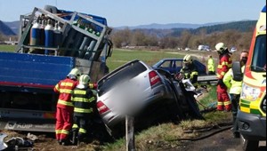 Vážna nehoda pri Slovenskej Ľupči: Šofér neprežil čelnú zrážku s nákladným autom