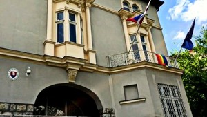Dúhová vlajka na našom veľvyslanectve v Budapešti nahnevala Fica