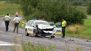 Vodička s dvoma deťmi v aute sa zrazila s policajným autom. Najviac si to odniesla policajtka