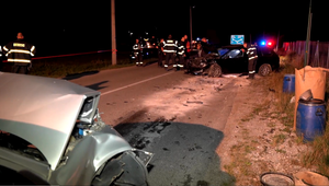 Pri čelnej zrážke dvoch osobných áut sa zranilo 5 ľudí. Šoféroval bez vodičáku