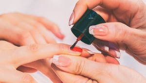 Túto trendy manikúru si zamilujete: Stavte na najhorúcejší odtieň jari a leta