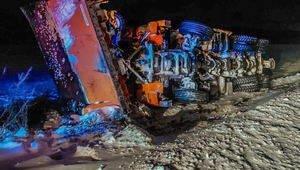 Sneh paralyzoval východ: Polícia upozorňuje na uzatvorené cesty, zapadnuté kamióny aj sypače