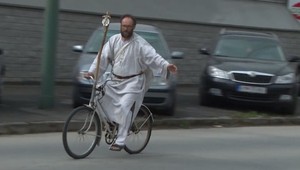 Charita pomáha dôchodcom. Mesto to vníma ako zárobok, preto musia platiť daň