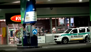 Rukojemnícka dráma: Muž s nožom ohrozoval zamestnankyňu benzínky