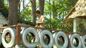 V kaviarni poskladanej z plastov si môžete kávu kúpiť plastovými pohármi