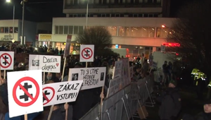 Rimavská Sobota proti nenávisti: Desiatky policajtov v civile aj v uniformách delilo prívržencov ĽSNS od demonštrantov