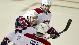 Hokejista oslávil gól tľapnutím si s rozhodcom!