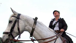 V sedle za pápežom. Do Vatikánu sa 48-ročná žena vybrala netradične, na koni