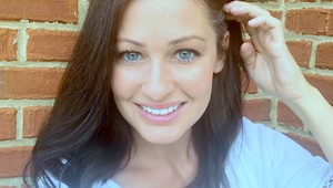 Ľudia ju varovali, že bude vyzerať staršie: Mamička si prestala farbiť šediny, vyzerá úžasne!