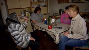 V dome po mužovi, ktorého poručníkom bola obec, sa stará žena o dve vnučky. Dediči chcú ale dom predať