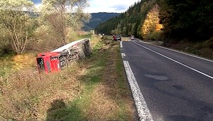 Havaroval kamión so surovým mäsom. Vodič asi zaspal