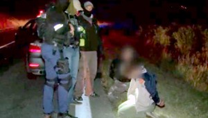 Streľba pri policajnom zásahu. Podozriví unikli na aute priamo pred očami policajtov