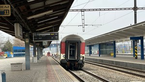 Na železničnej stanici v Košiciach sa vykoľajil vlak. Trať je čiastočne zničená