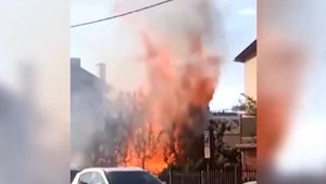 Policajti zachránili mužovi v bezvedomí život. Ohrozovali ho plamene