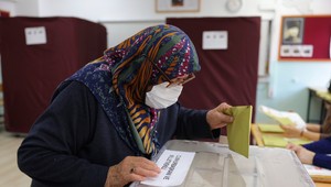 Turci si volia prezidenta, Erdogana čaká tesný súboj