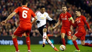 Bitka o Anglicko pre Liverpool, ManU sa postup vzďaľuje