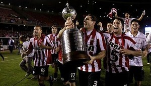 Argentínsky Estudiantes po 39 rokoch na piedestále Pohára osloboditeľov