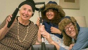 S matkou a exmanželkou je v karanténe takmer 10 mesiacov: Ich fotky sú hitom internetu!