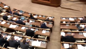 V parlamente to bude zrejme opäť iskriť a nielen pre stíhačky. Opozícia chce riešiť nový termín  volieb