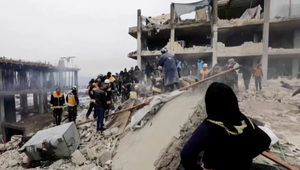 Hlavnou témou momentálne je, či sa muselo v Turecku zrútiť toľko domov a či sa dalo zabrániť aj veľkému počtu obetí