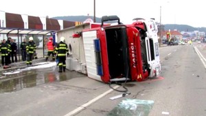 Žena nedala prednosť hasičom, prevrátili sa